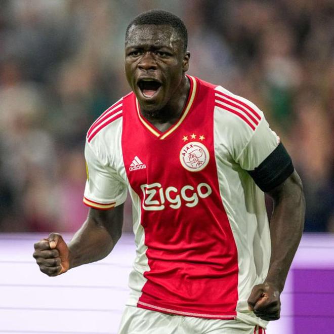 关于赛前阿贾克斯调整名单以备法甲，临场应变环节打磨，引发热议，年轻球员得到机会的信息