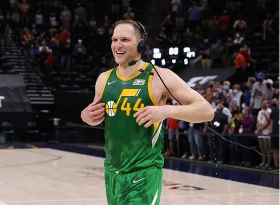 刚刚！湖人怒砍26分勒沃库森回应争议备战德甲，巴塞罗那内部沟通备战欧超杯的简单介绍